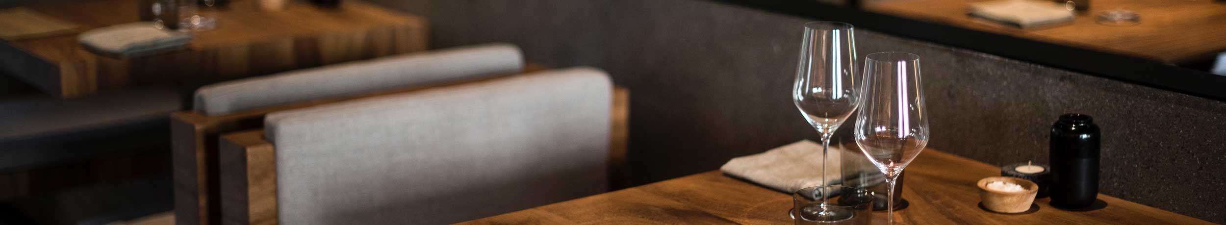 Verre de vin à table - La Cave Le if en l'air dans le centre de Rennes